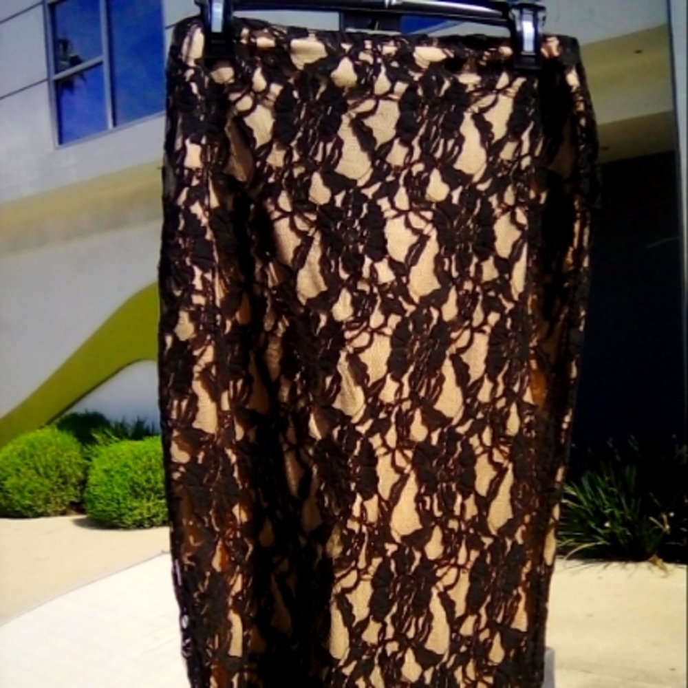 Skirt of Lacey. Size 6 .Classy NWOT